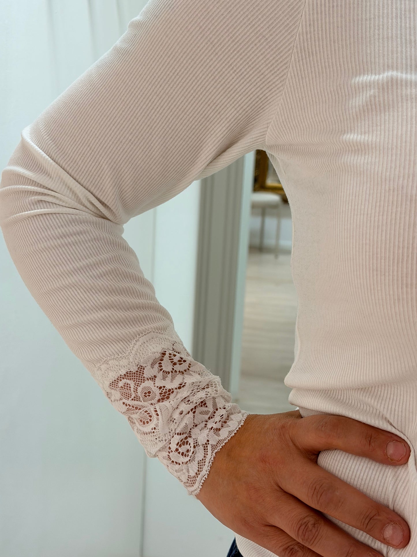 Pusero pitsihihoilla In Front S-XXL