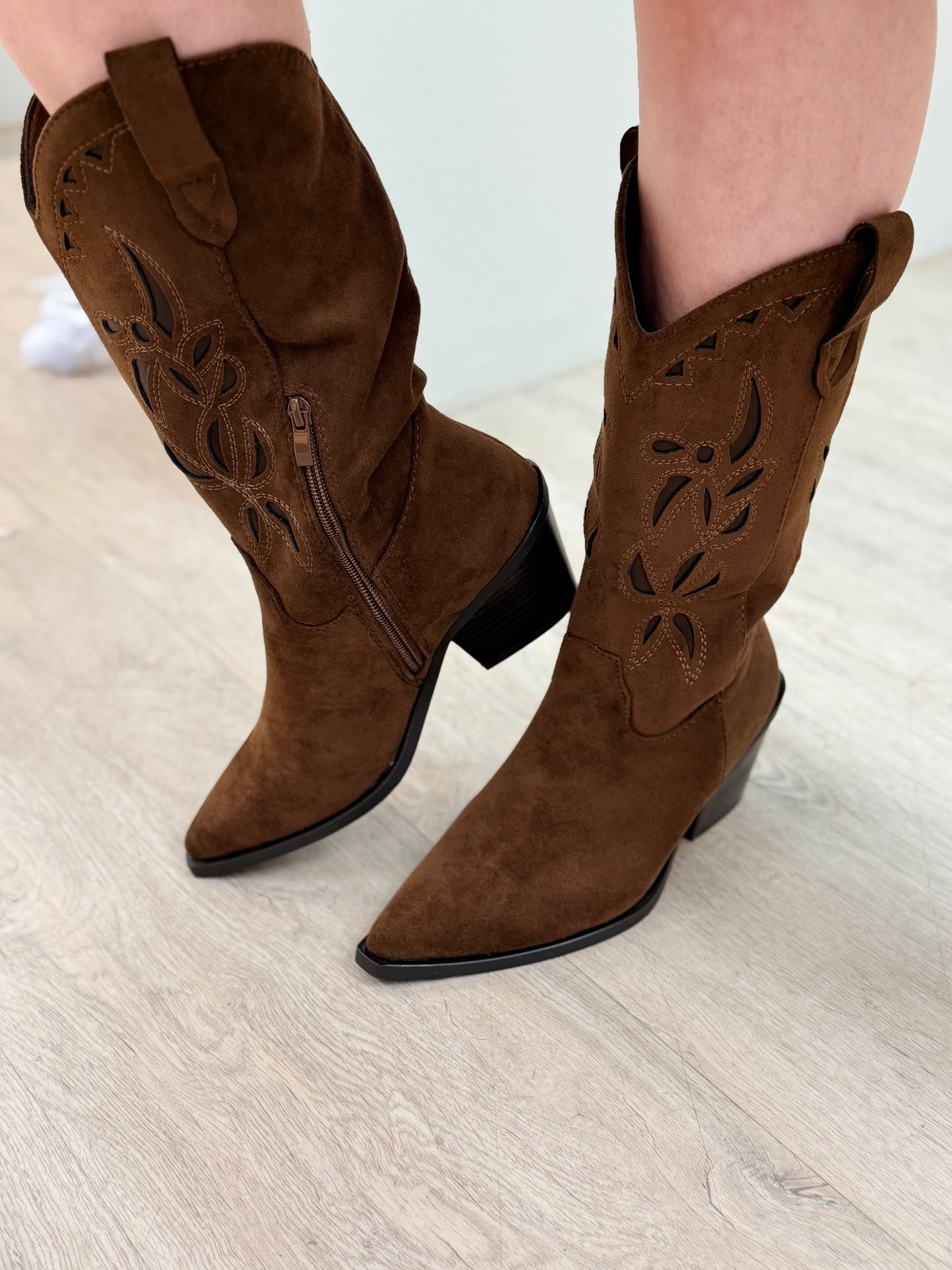 Bootsit kukkadetaljeilla