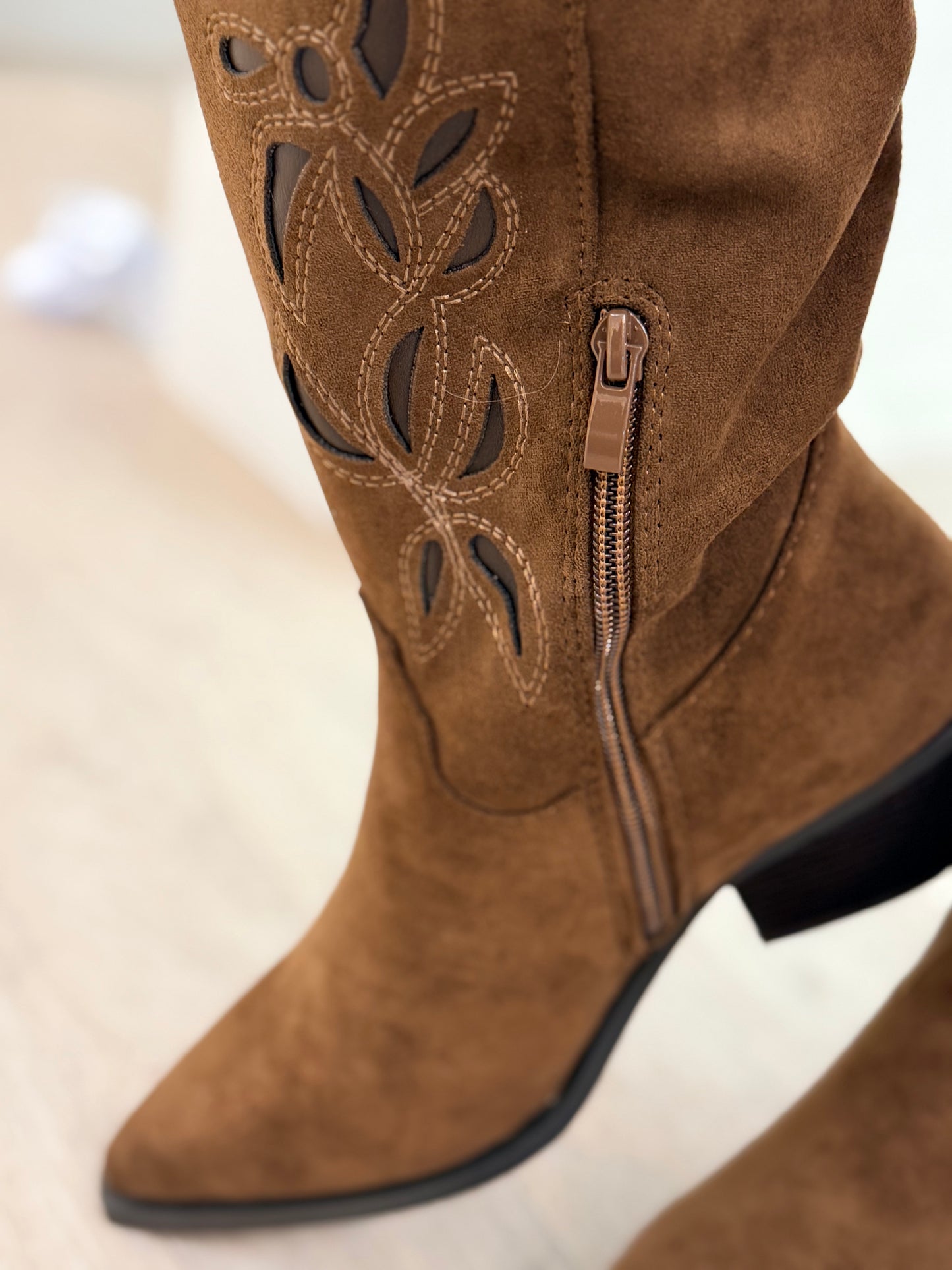 Bootsit kukkadetaljeilla