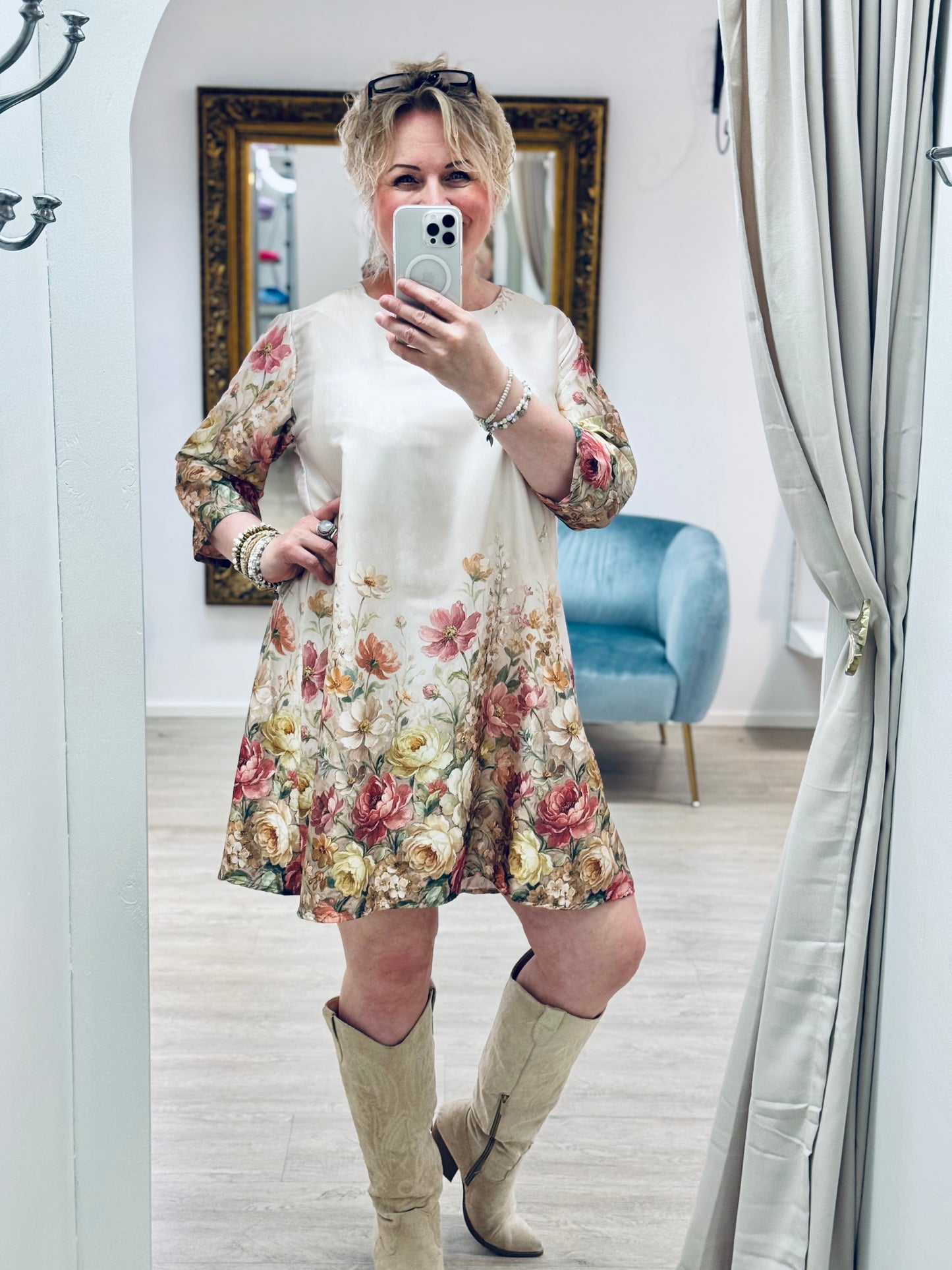 Pitkähihainen mekko