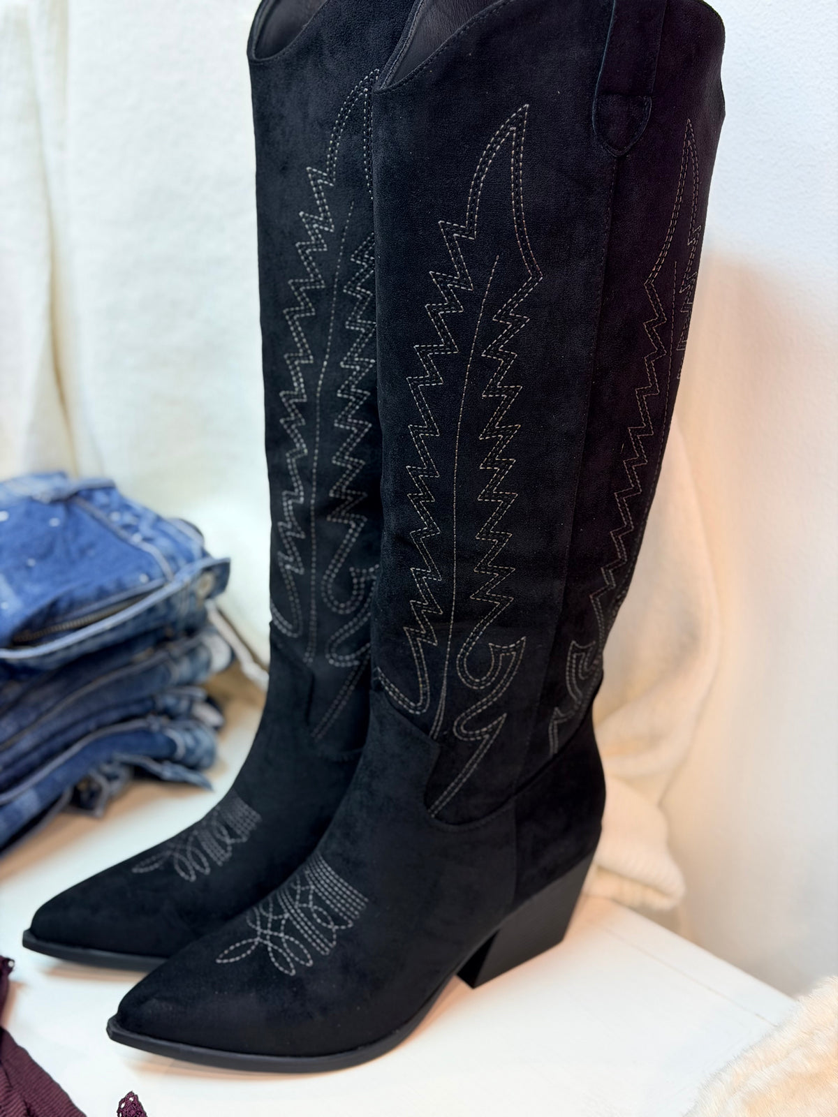 Bootsit mustat