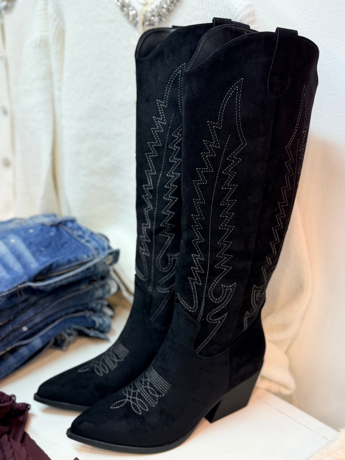 Bootsit mustat