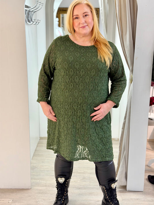 Pitkähihainen pitsimekko Plus size