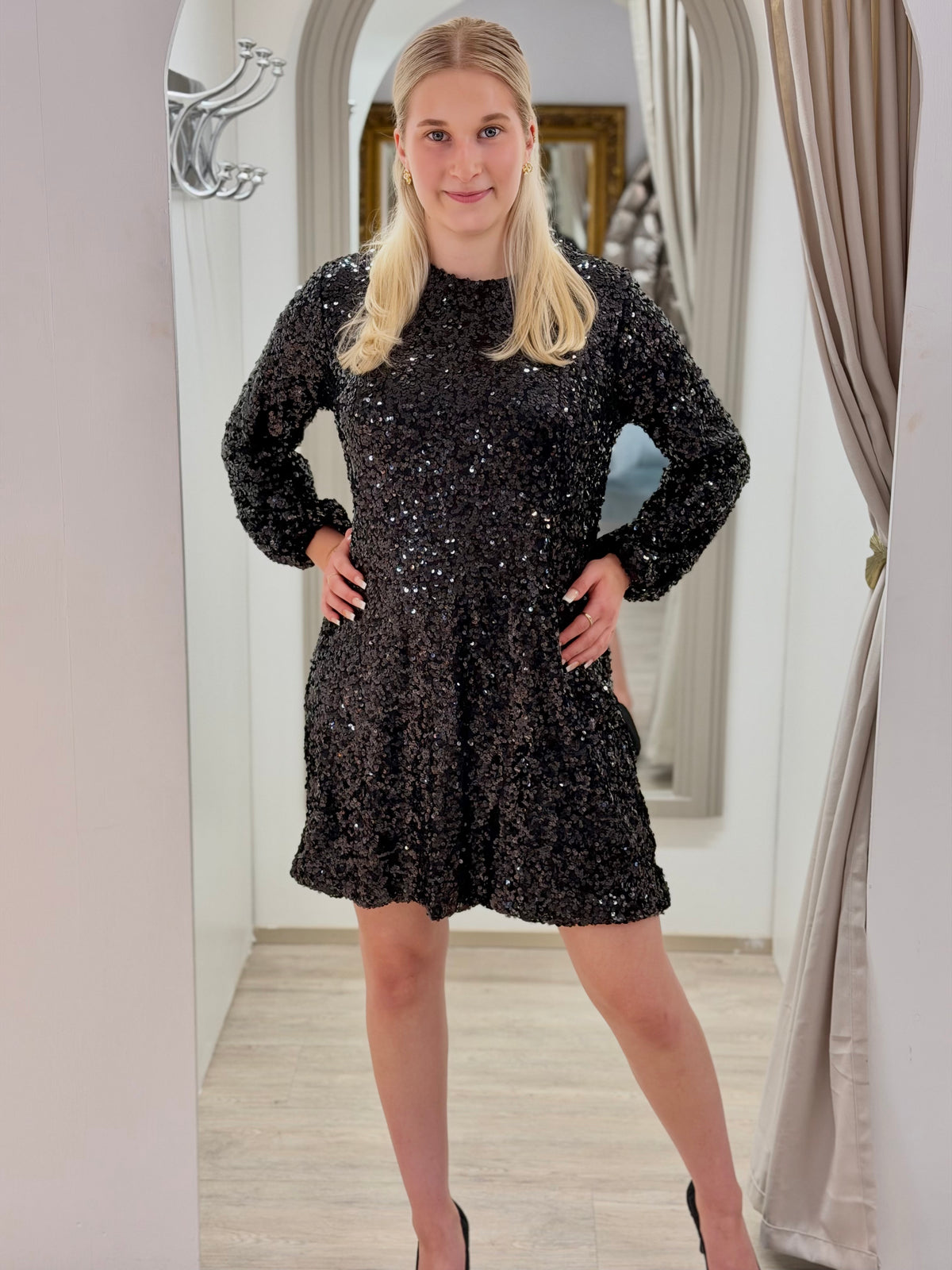 Paljetti juhlamekko