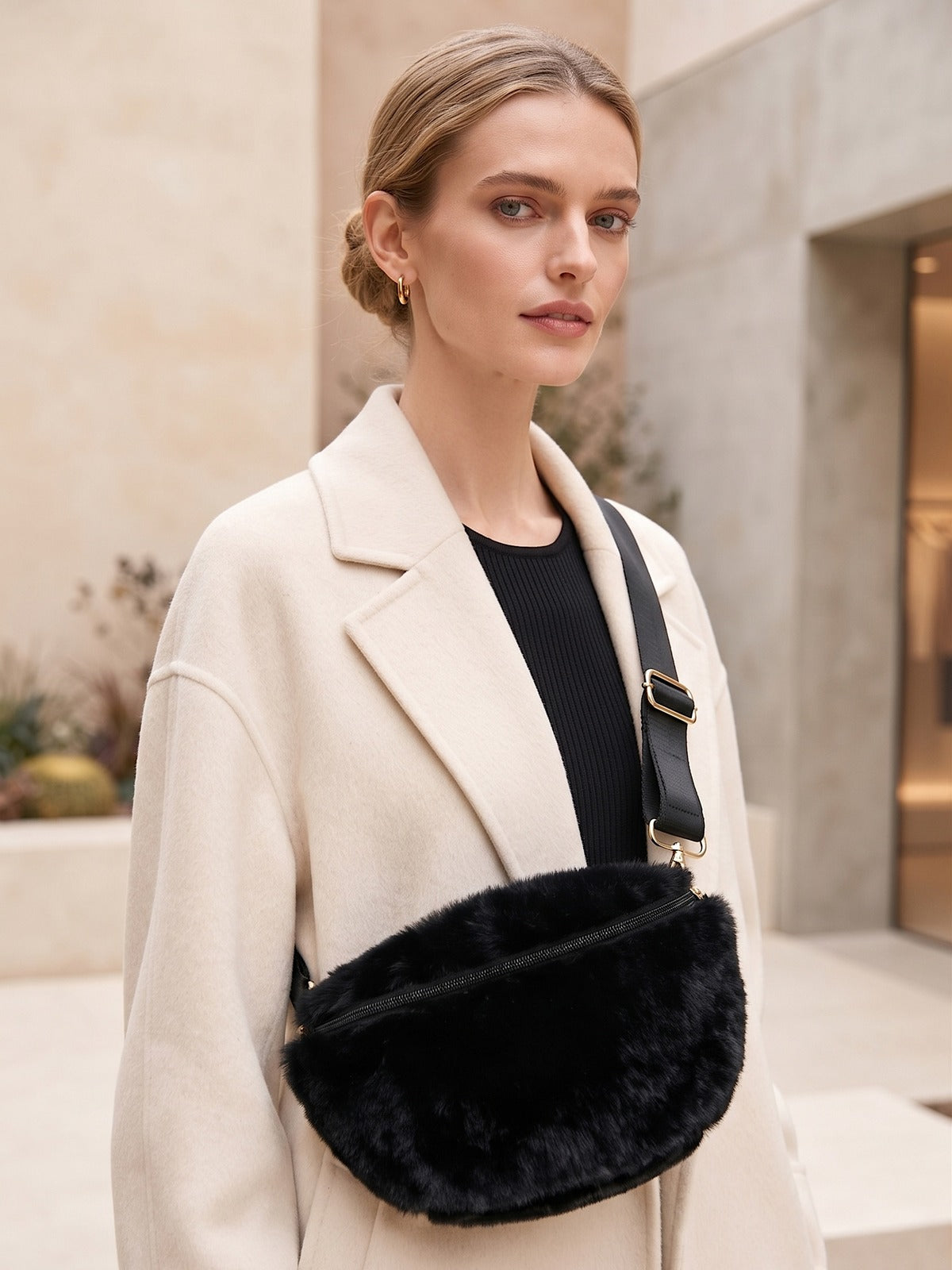 Tekoturkiksinen crossbody-laukku – Musta